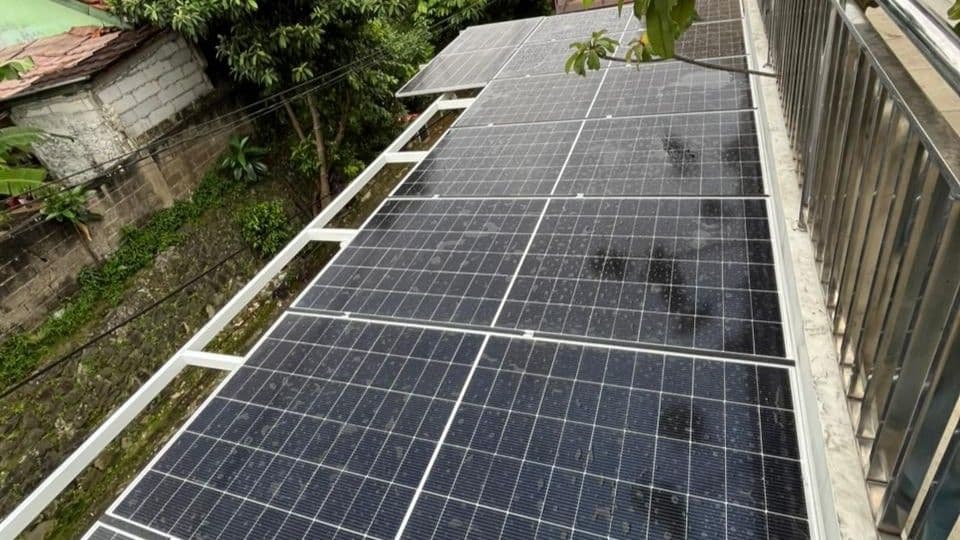 PLTS 5.500 Wp di Ciputat Hadirkan Efisiensi Energi untuk Hunian Modern