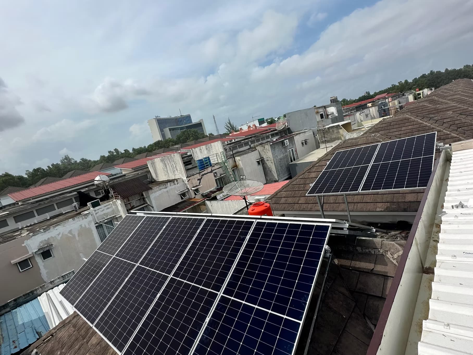 Warga Batam Mengadopsi Energi Surya untuk Menghemat Biaya Listrik