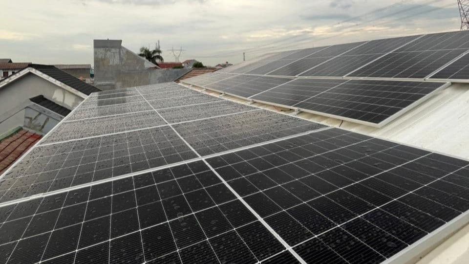 Pemanfaatan Energi Surya 10.540 Wp untuk Operasional di Bogor