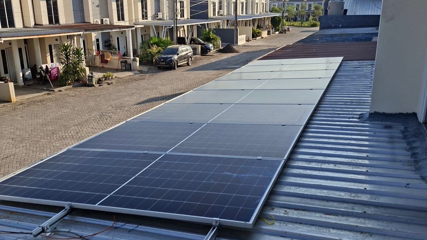 Batari Energy Pasang Panel Surya 4600 WP di Rumah Tinggal
