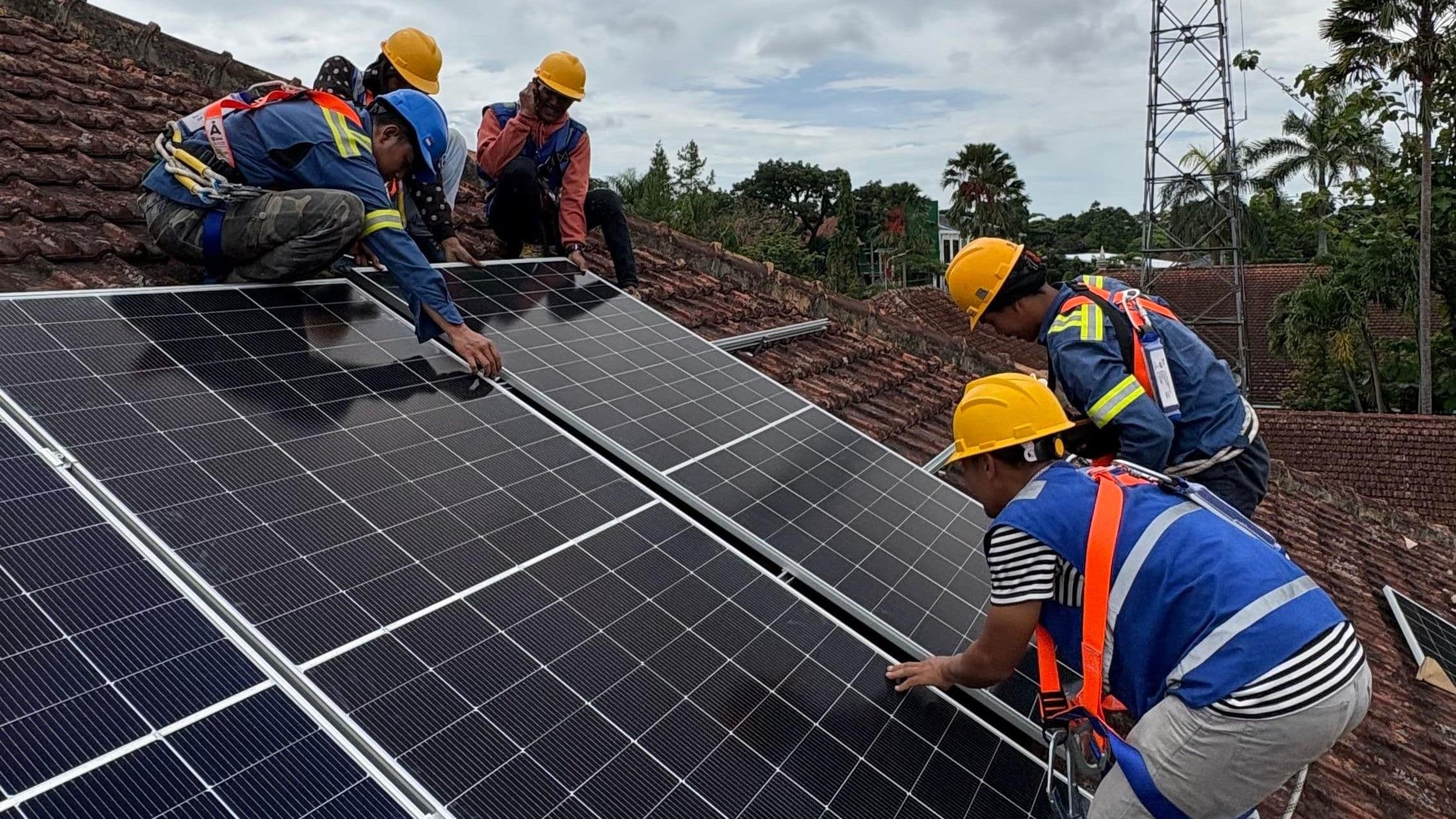 PLTS Atap - Cara Kerja, Mengapa Penting, dan Cara Memilihnya