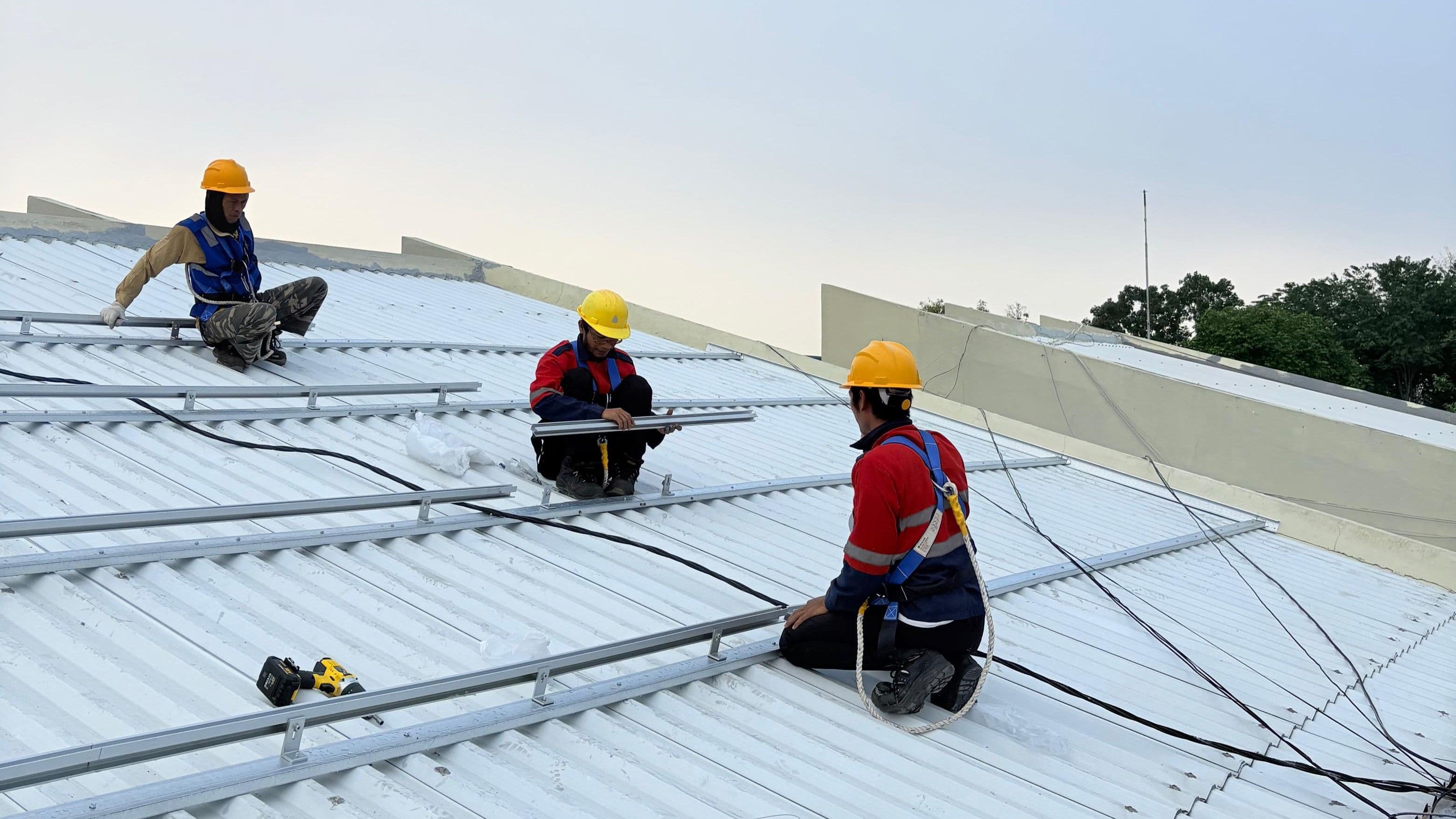 Batari Energy Pasang Panel Surya 5800 WP di Rumah Tinggal SURABAYA