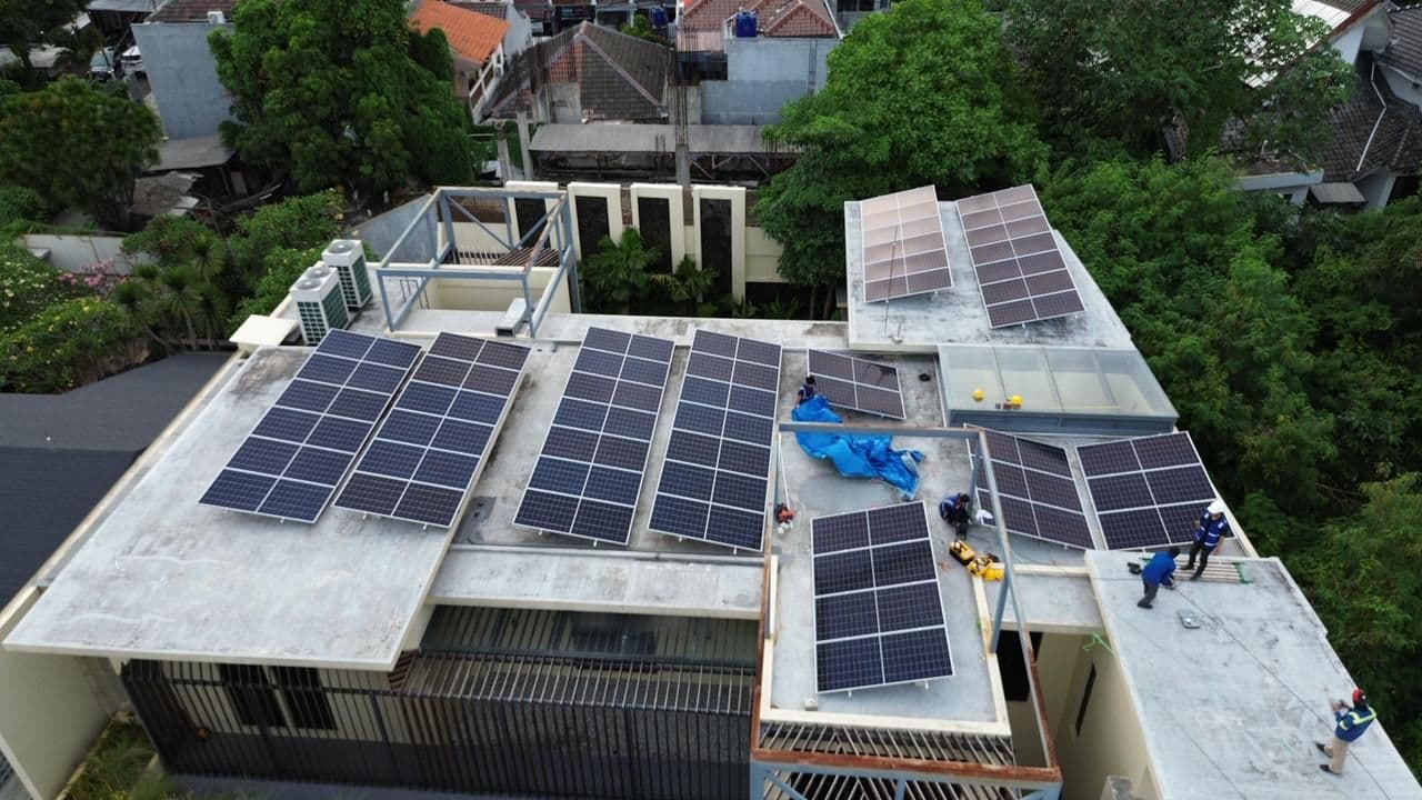 Transformasi Energi Bersih dengan PLTS 30.450 Wp di Cilandak